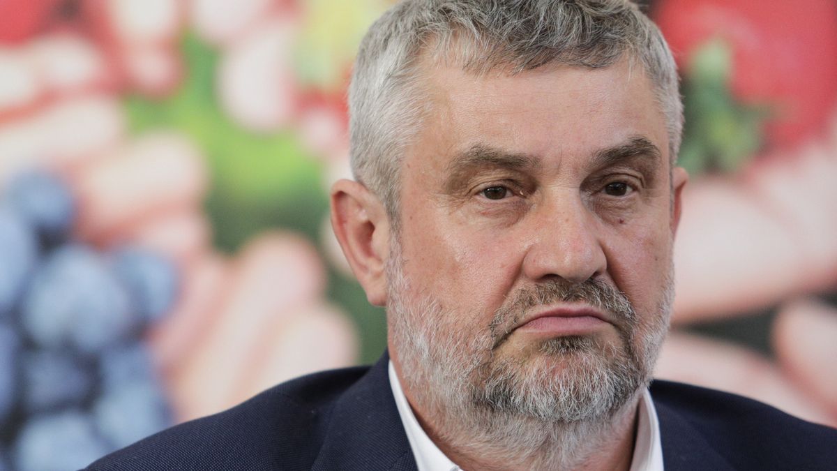 Jan Krzysztof Ardanowski miał wydać decyzję niosącą śmiertelne niebezpieczeństwo dla owadów zapylających.