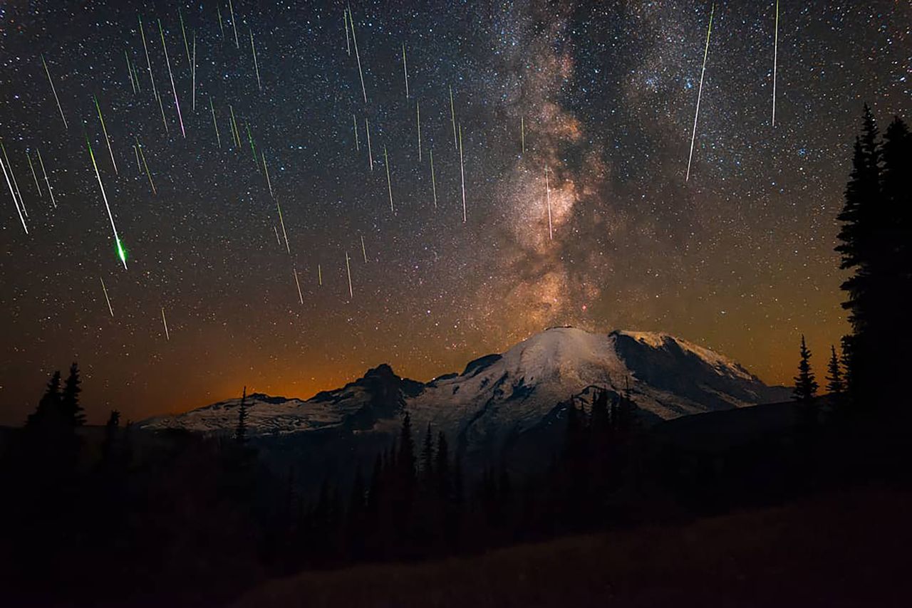 Jedyne w sowim rodzaju zdjęcie Perseidów i "erupcji" Drogi Mlecznej