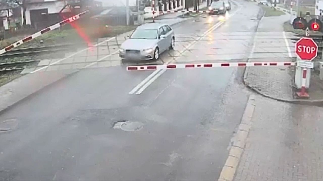 Utknął na przejeździe kolejowym. Wjechał tuż przed pociągiem