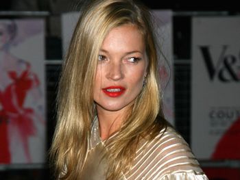 Kazali jej pozować topless. Miała zaledwie 14 lat