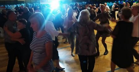Podkarpackie. 250 seniorów bawiło się na potańcówce. Jest jeden problem