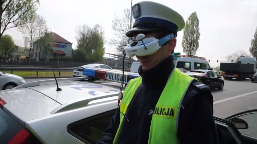 Policjant kontrolujący drona