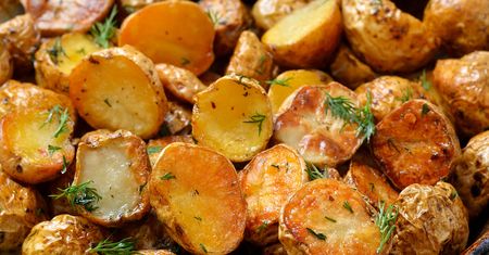 Pieczone ziemniaczki zrób jak Jamie Oliver. Chrupią aż miło, a marynata nadaje im smaku