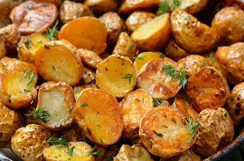 Pieczone ziemniaczki zrób jak Jamie Oliver. Chrupią aż miło, a marynata nadaje im smaku