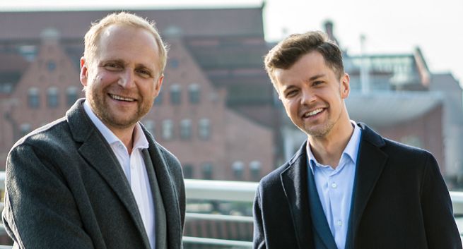 Radosław Kotarski i Piotr Adamczyk spotykają się na moście w reklamie przejęcia eurobanku przez Bank Millennium (wideo)