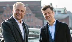 Radosław Kotarski i Piotr Adamczyk spotykają się na moście w reklamie przejęcia eurobanku przez Bank Millennium (wideo)