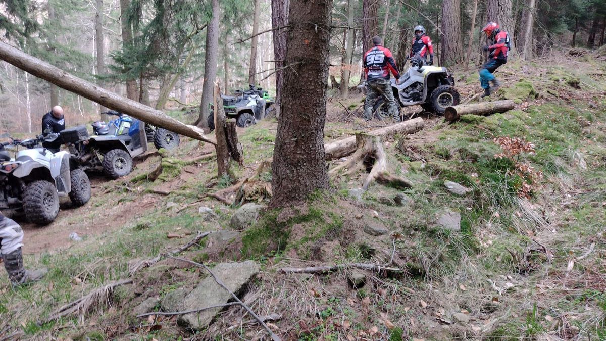 Grupa zatrzymanych quadowców