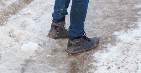 Przekrój na pół i potrzyj podeszwy. Już się nie poślizgniesz