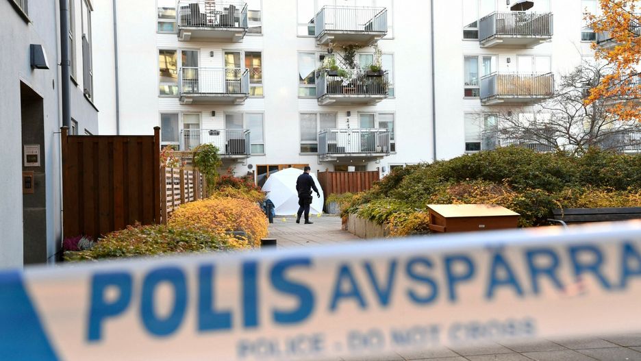 Szwedzki raper Einar zastrzelony w SztokholmieA police officer stands next to a crime scene at the Hammarby Sjostad distict in Stockholm on October 22, 2021 after a person believed to be the Swedish rap artist Einar, officially named Nils Kurt Erik Einar Gronberg, was shot to death late on October 21. (Photo by Henrik MONTGOMERY / TT NEWS AGENCY / AFP) / Sweden OUTHENRIK MONTGOMERY