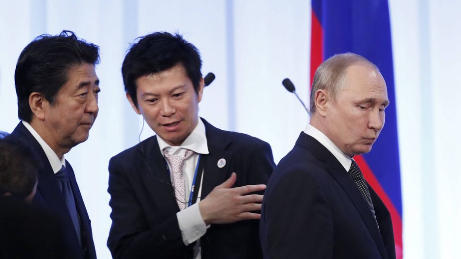G20 summit in Osaka, Japan
epa07682270 Russian President Vladimir Putin (R) and Japanese Prime Minister Shinzo Abe (L) enter a venue for a signing ceremony at the G20 leaders summit in Osaka, Japan, 29 June 2019. It is the first time that Japan hosts a G20 summit. The summit gathers leaders from 19 countries and the European Union to discuss topics such as global economy, trade and investment, innovation and employment.  EPA/KIM KYUNG-HOON / POOL 
Dostawca: PAP/EPA.
KIM KYUNG-HOON / POOL