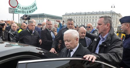Wyzwiska na miesięcznicy. Oberwało się Kaczyńskiemu