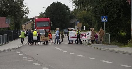 Mieszkańcy zablokowali drogę, bo kierowcy jeżdżą tu za szybko. Żądają zmian