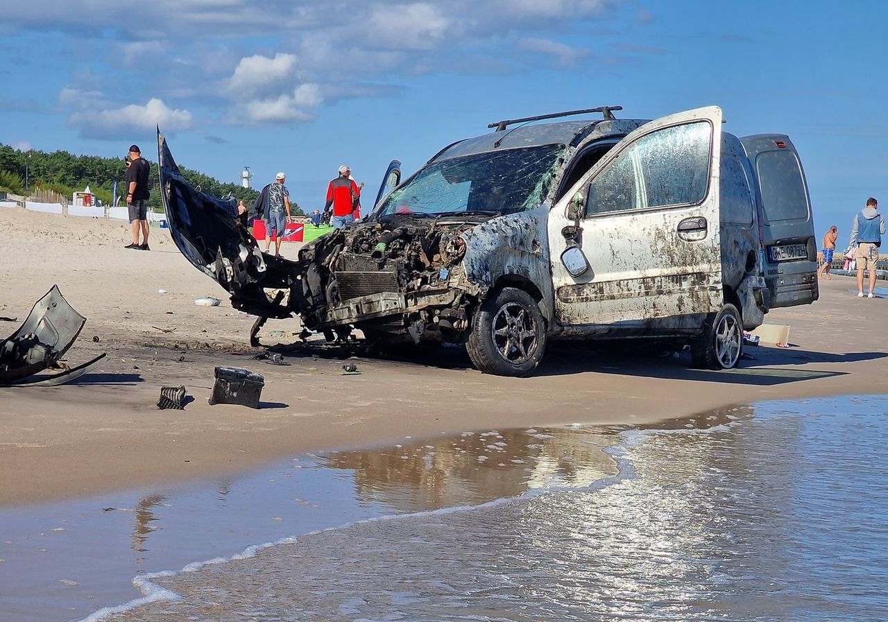 Rozbity samochód na plaży w Łebie. Kierowca "wpadł", bo zadzwonił na pogotowie