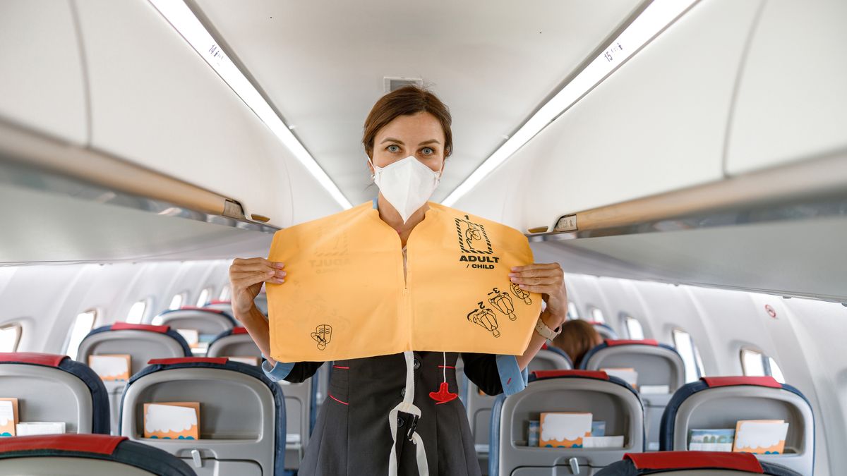 Po instruktażu bezpieczeństwa personel pokładowy sprawdza, czy pasażerowie mają zapięte pasy, stoliki są złożone, a oparcia foteli wyprostowane. 