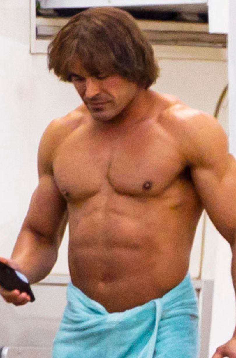 Napakowany Zac Efron przechadza się po planie nowego filmu