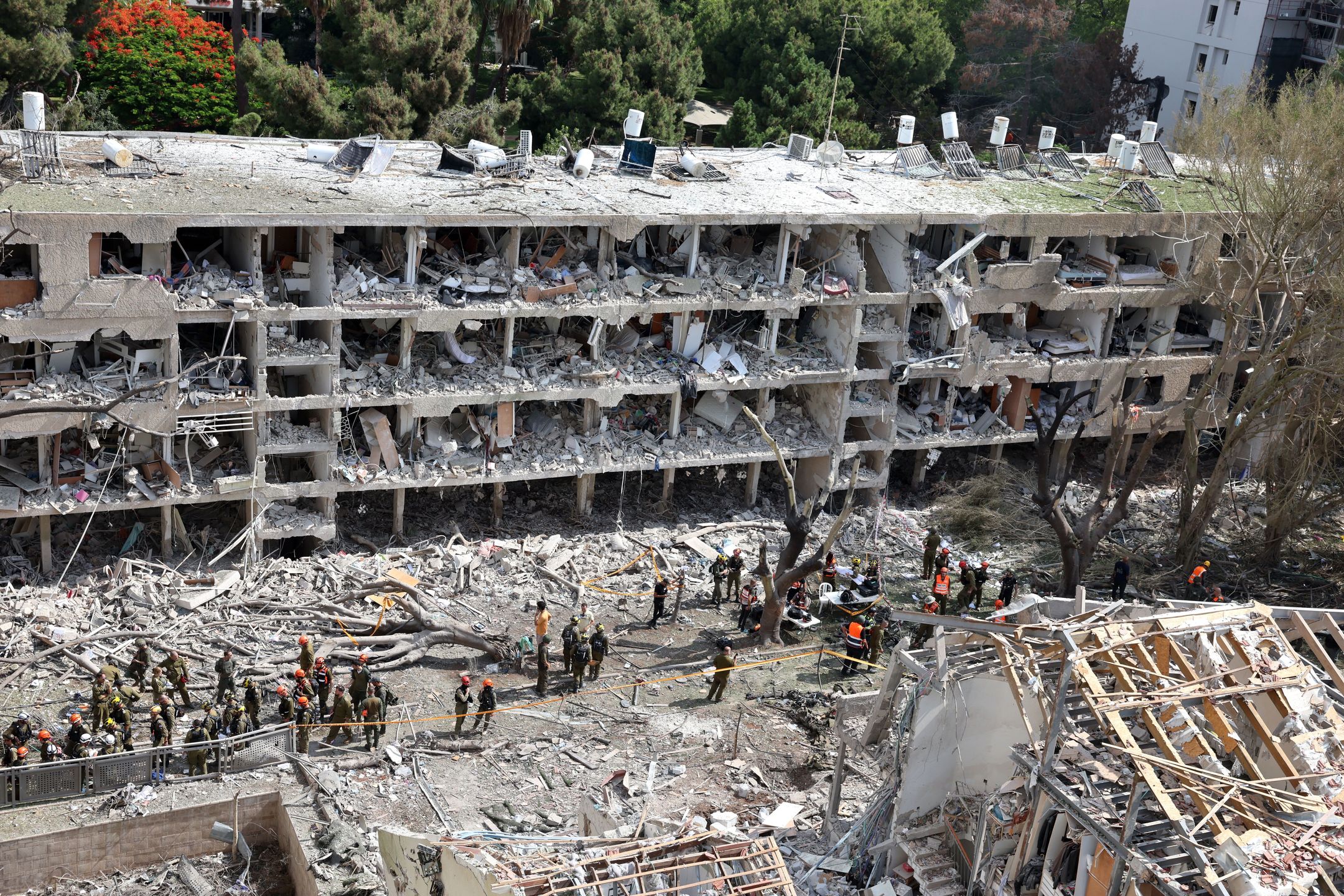 Israeli emergency teams work at the site of an Iranian missile strike on a residential building complex in Tel Aviv, Israel, 22 June 2025. Israel and Iran have been exchanging fire since Israel launched strikes across Iran on 13 June 2025 as part of Operation 'Rising Lion.' EPA/ABIR SULTAN Dostawca: PAP/EPA.