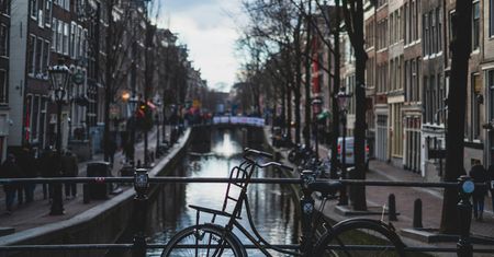 Amsterdam ma najwyższy podatek turystyczny. I wciąż przyciąga tłumy
