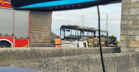 Pożar autokaru na A4. Jechały nim dzieci