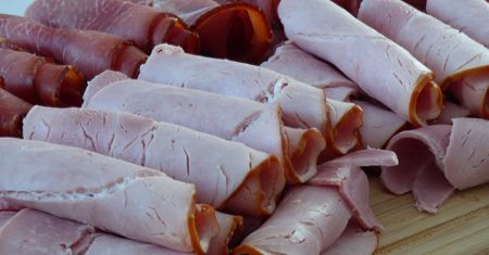 Jak rozpoznać zdrowe wędliny? Producent mówi, na co zwrócić uwagę
