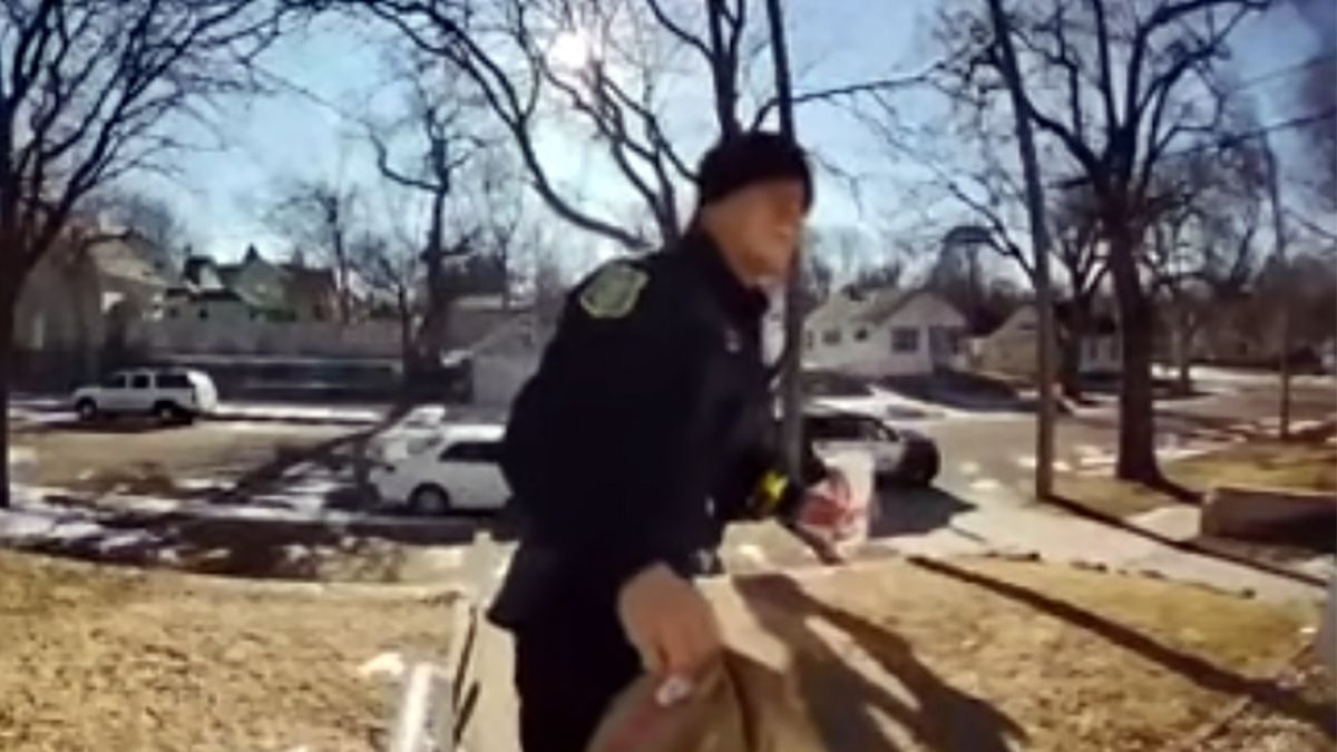 Mundurowy wręczył zaskoczonej kobiecie torby z jedzeniem