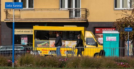Warszawa. Fast food, plastikowa toaleta i przyczepy. Istny "kosmos" na placu Kuronia