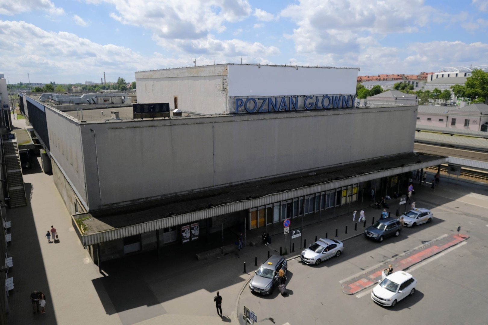 Przy dworcu Poznań Główny często dochodzi do spożywania alkoholu oraz burd. W związku z tym radny miasta Poznania apeluje  do prezydenta o kontrole sklepu sprzedającego alkohol tuż przy peronie. 
