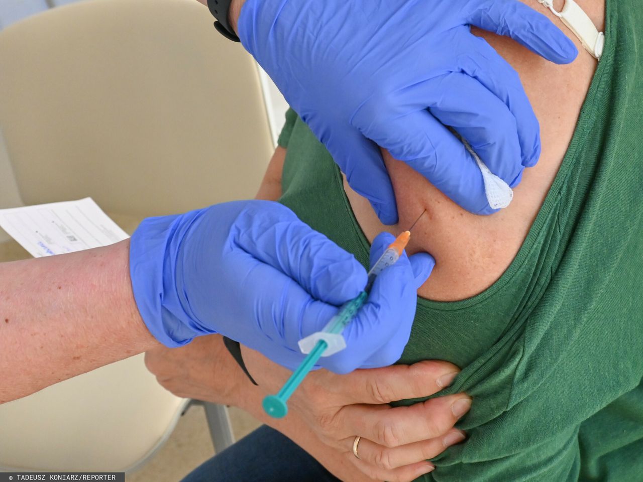 Będą potrzebne trzy dawki szczepionki? Ekspert rozwiewa wątpliwości