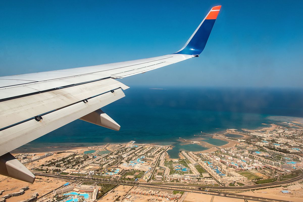 Samolot nad Hurghadą - zdjęcie ilustracyjne