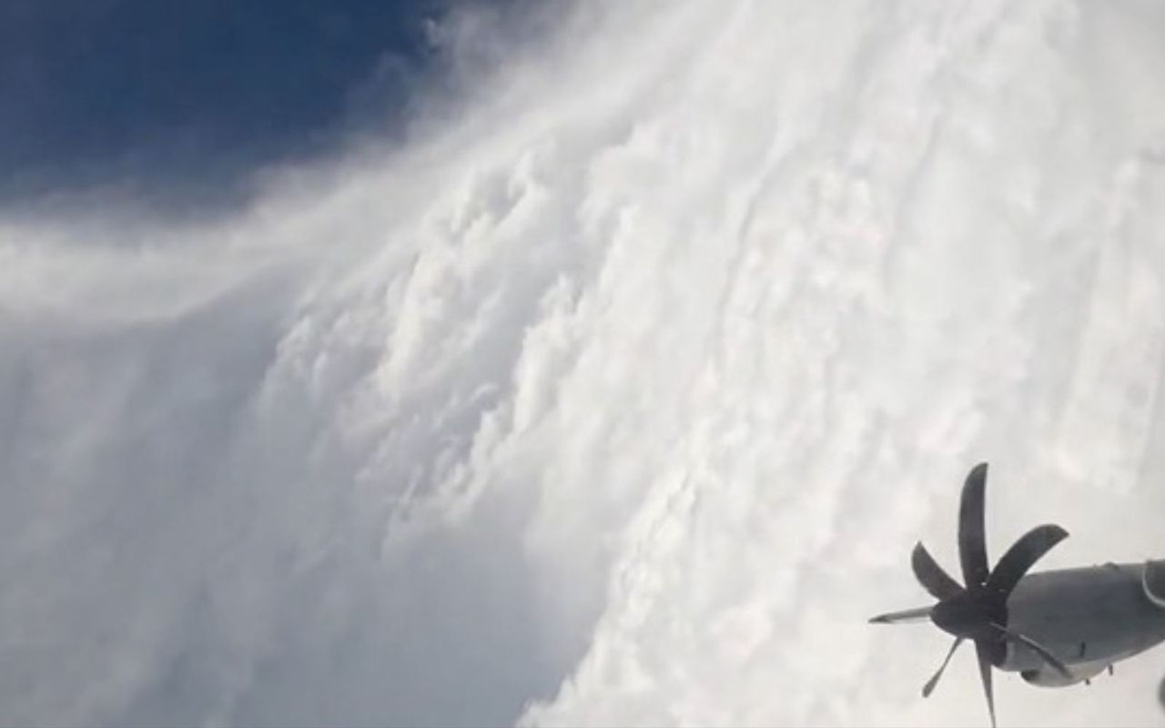 Wlecieli w oko Melissy. Co za widok. Huragan nadciąga