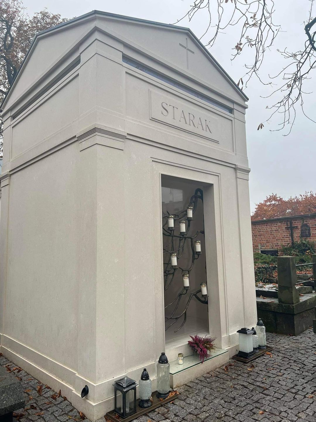 Tak dziś wygląda grób Piotra Woźniaka-Staraka na Powązkach