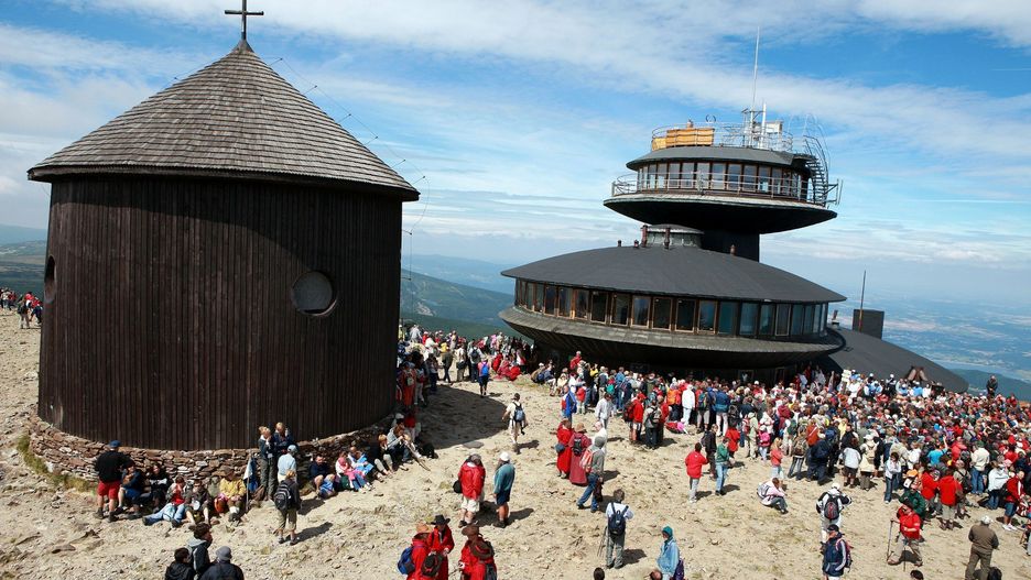 10 sierpnia, w południe, odbędzie się msza święta na Śnieżce, w najwyżej położonej kaplicy w Polsce. To centralny punkt obchodów Święta Ludzi Gór, wydarzenia gromadzącego przewodników, ratowników i miłośników Karkonoszy.