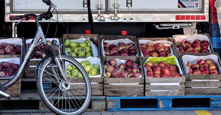 Bazary i targowiska cały czas walczą o klientów