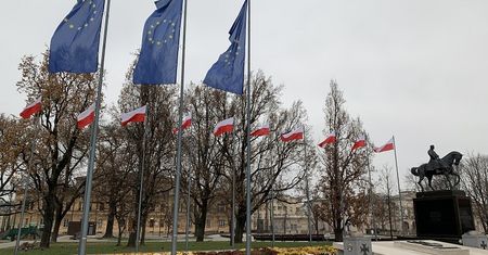 Lublin. Flagi UE w przestrzeni miejskiej i hymn europejski w ramach protestu