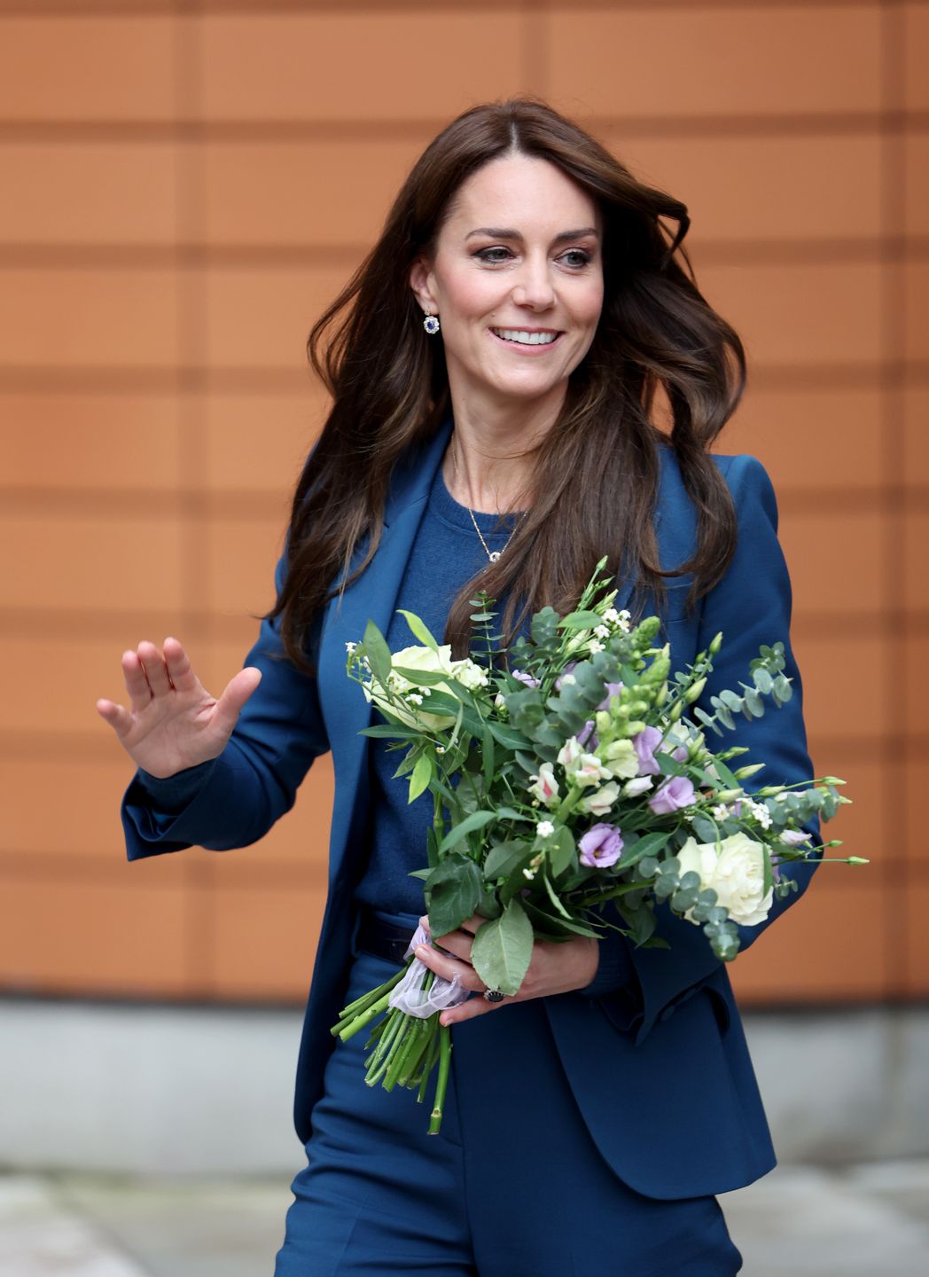 Księżna Kate w kobaltowej marynarce od Alexandra McQueena