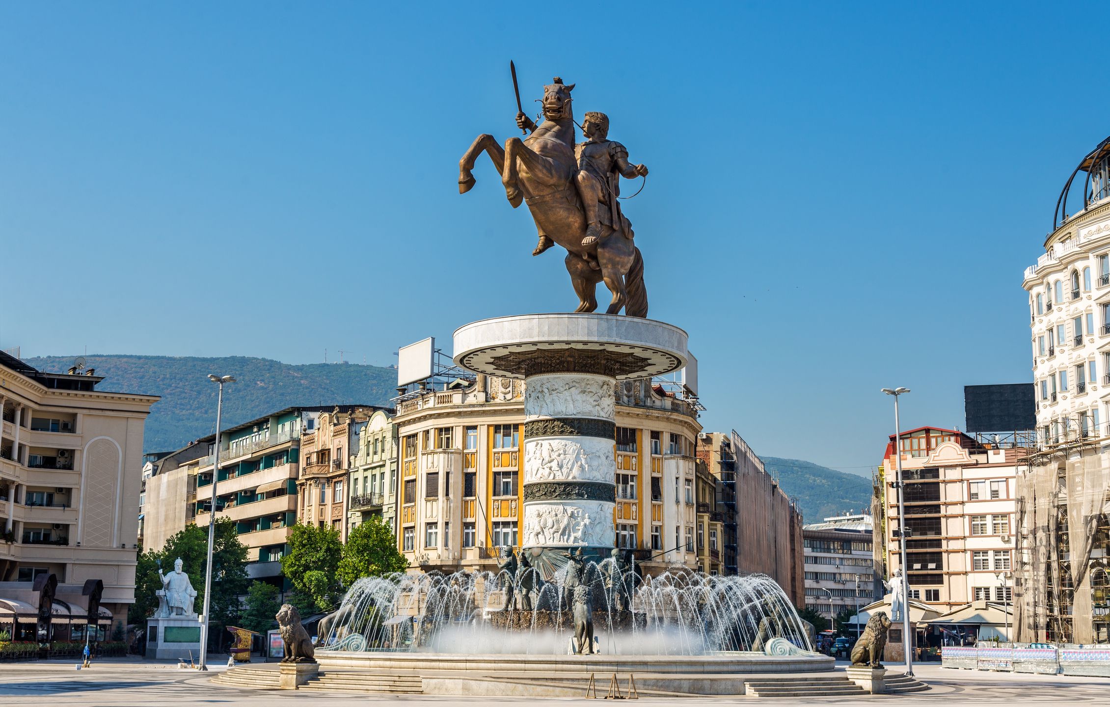 Skopje - niektórzy uważają, że odbudowane zabytki są kiczowate