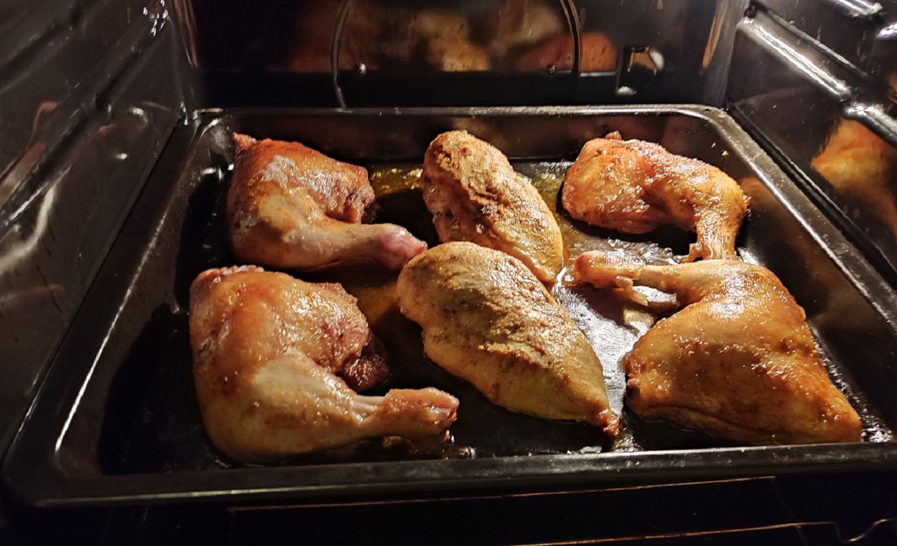 Udka kurczaka piekę tylko w takiej temperaturze. Mięso samo odchodzi od kości, a skóra jest chrupiąca