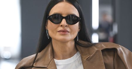 Miała tylko majtki i rajstopy. Lansuje trend "bez spodni"