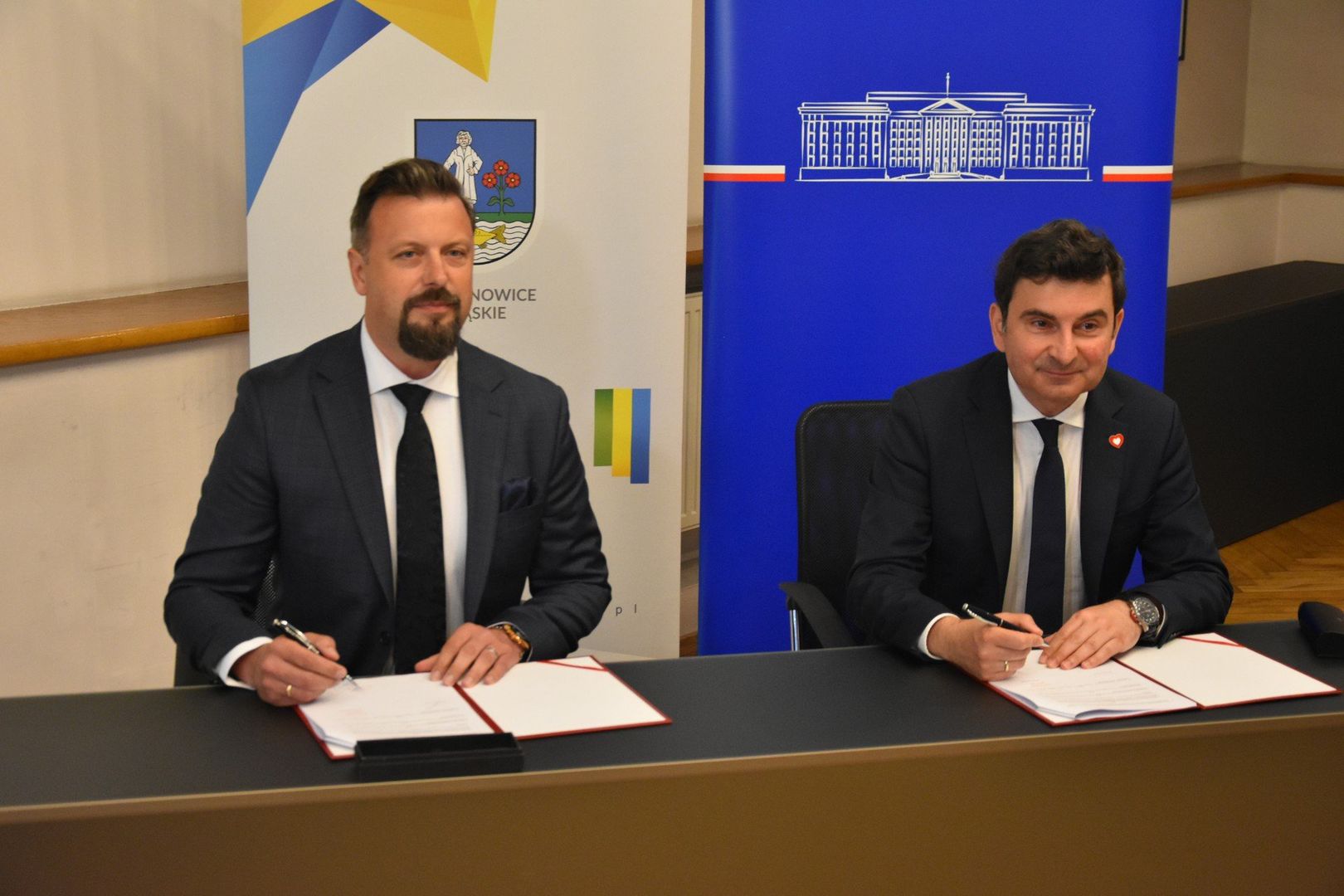 27 maja umowę w ratuszu w Siemianowicach Śląskich podpisali: prezydent Rafał Piech oraz wojewoda śląski Marek Wójcik