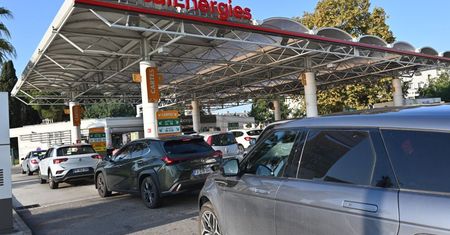 We Francji na wielu stacjach problem z paliwem. Wiceminister tłumaczy