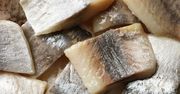 Tak pozbędziesz się nadmiaru soli ze śledzi. Nabiorą łagodnego smaku i zachowają wartości odżywcze