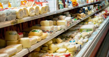 Jelita będą cierpieć. Dietetyk wskazuje najgorszy ser