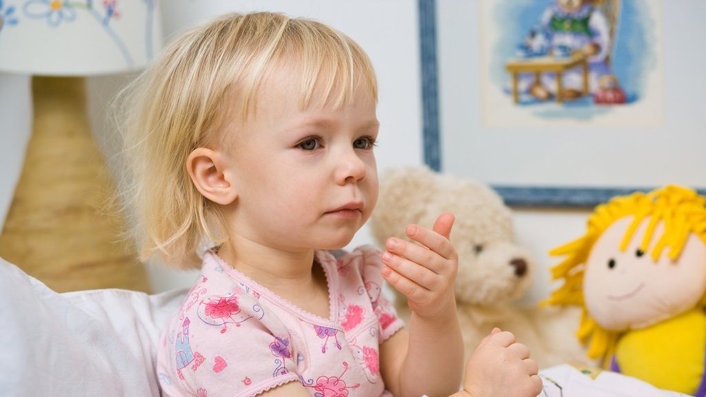 Oklepywanie dziecka to dobry sposób na usunięcie wydzieliny zalegającej  w drogach oddechowych