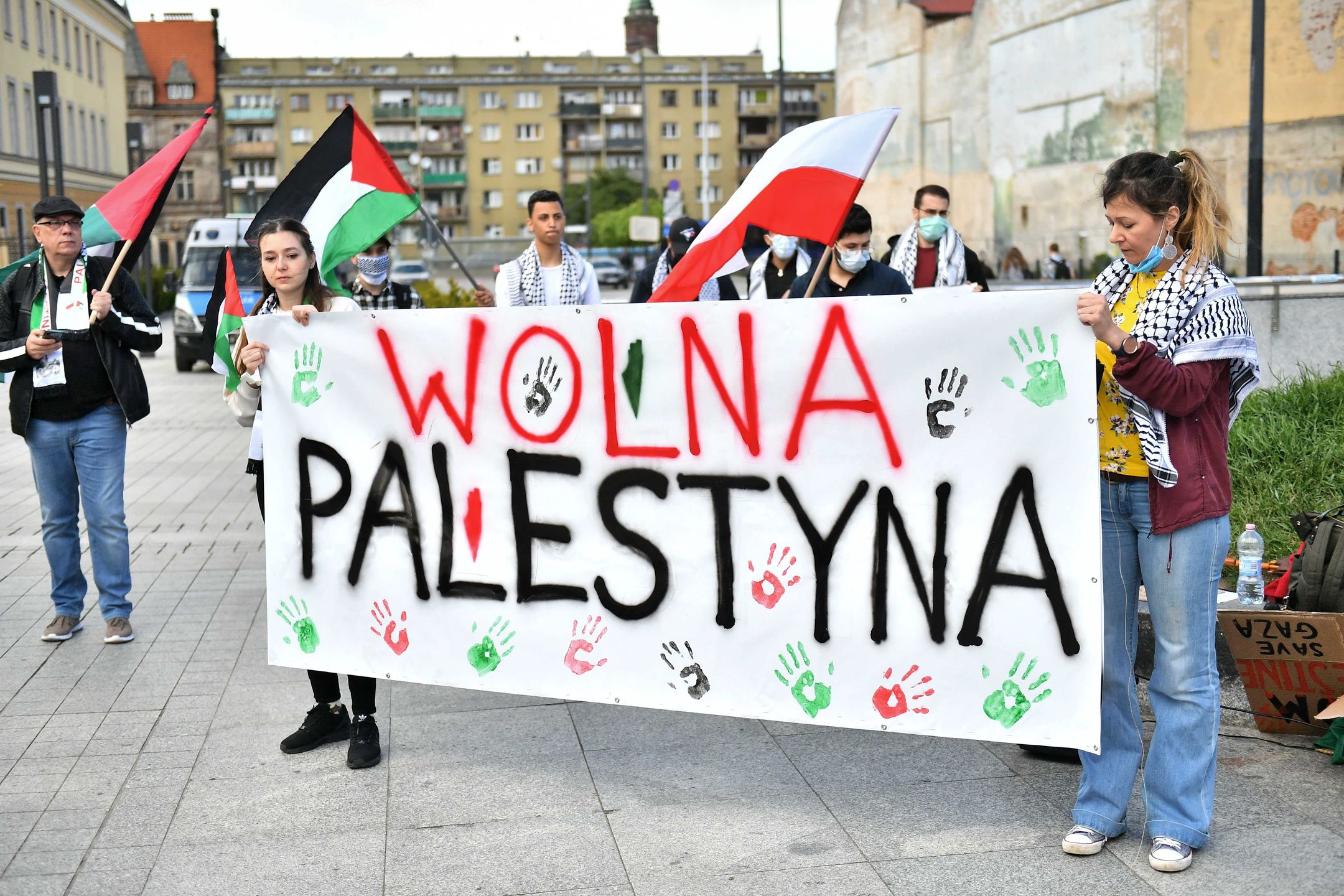 Wrocław, 19.05.2021. Uczestnicy marszu pokoju na Placu Wolności we Wrocławiu, 19 bm. Wydarzenie organizowane jest w proteście przeciw polityce Izraela wobec Palestyńczyków. (aldg) PAP/Maciej Kulczyński