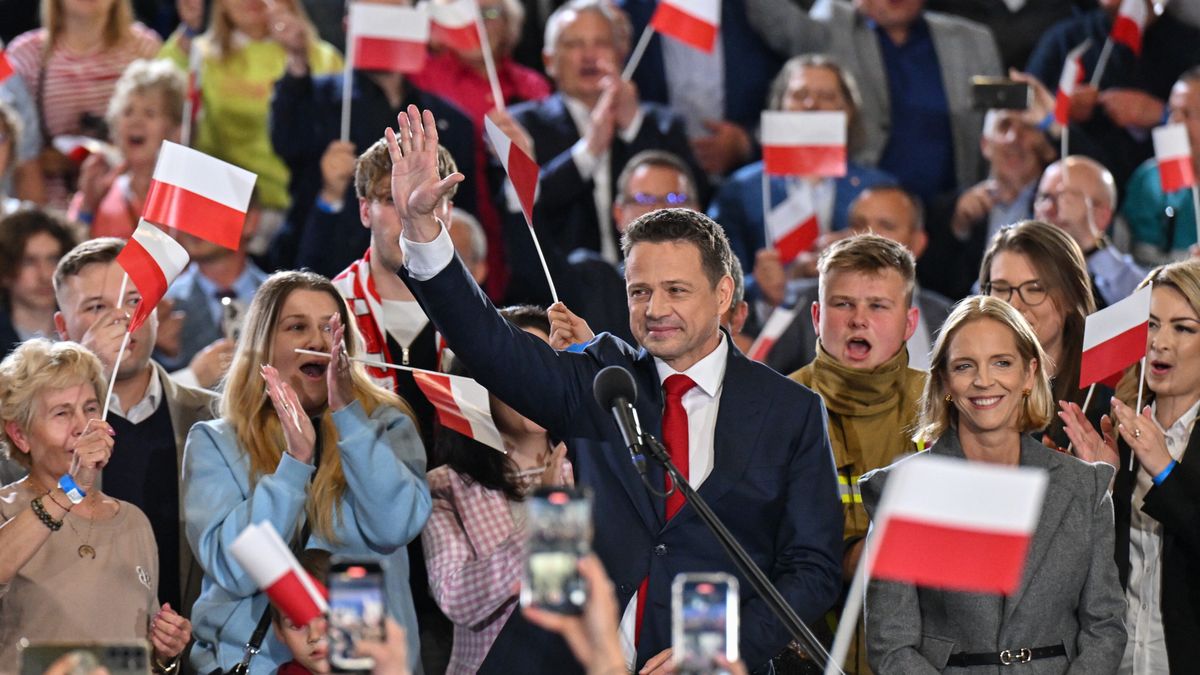 Sandomierz, 18.05.2025. Wybory prezydenta RP - I tura. Kandydat KO w wyborach prezydenckich, prezydent Warszawy Rafał Trzaskowski (C) z żoną Małgorzatą (P) w sztabie wyborczym w Hali Sportowo-Widowiskowej MOSiR w Sandomierzu, 18 bm. Zakończyło się głosowanie w I turze wyborów prezydenta RP. (mr) PAP/Piotr Polak