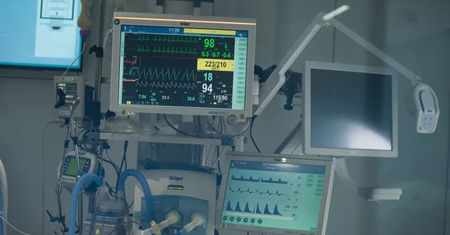 Koronawirus. Spółka E&K nadal nie rozliczyła się z ministerstwem. Komornik zajął 418 respiratorów