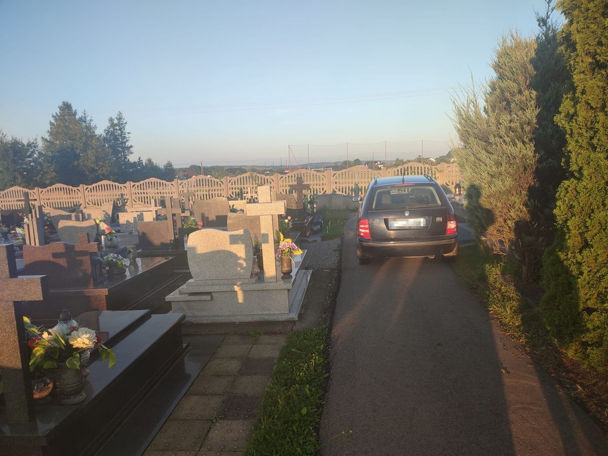 Interwencja policjantów na cmentarzu