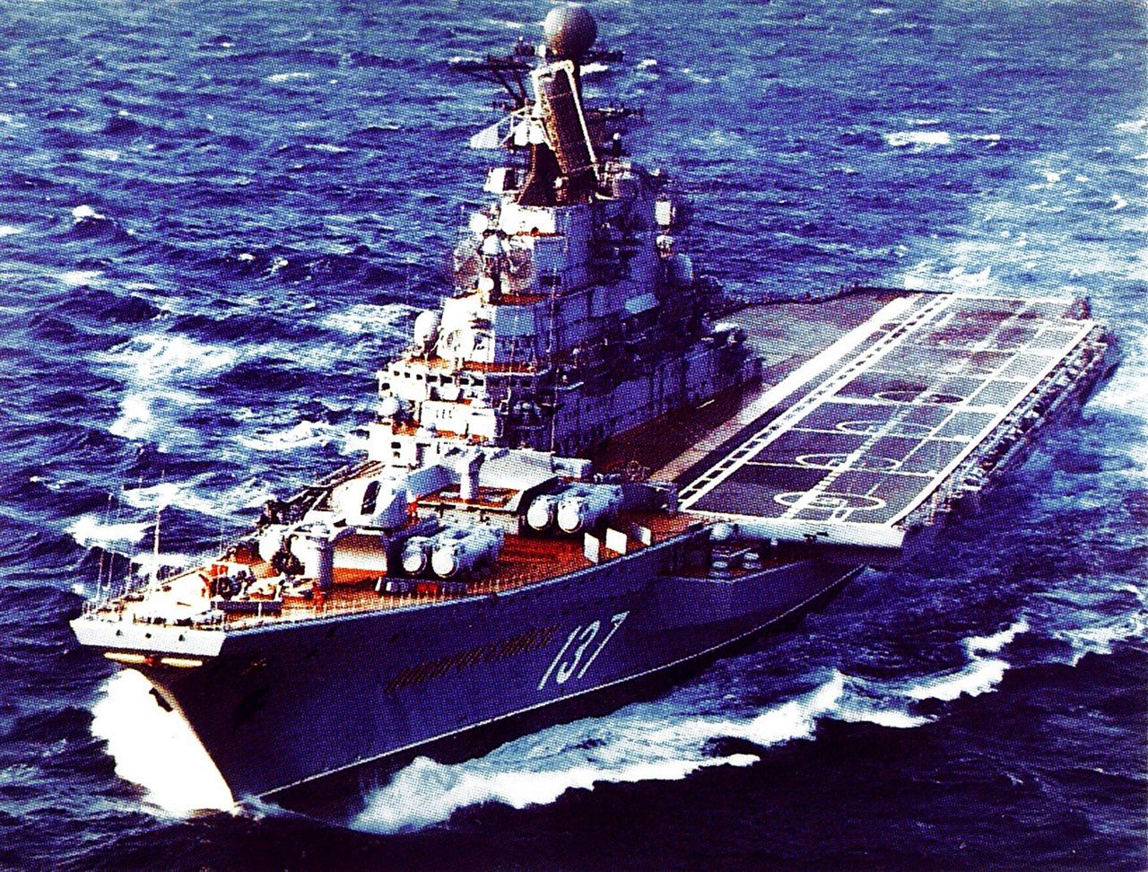 Noworossijsk - krążownik lotniczy projektu 1143. Widoczne uzbrojenie zgrupowane na dziobie okrętu