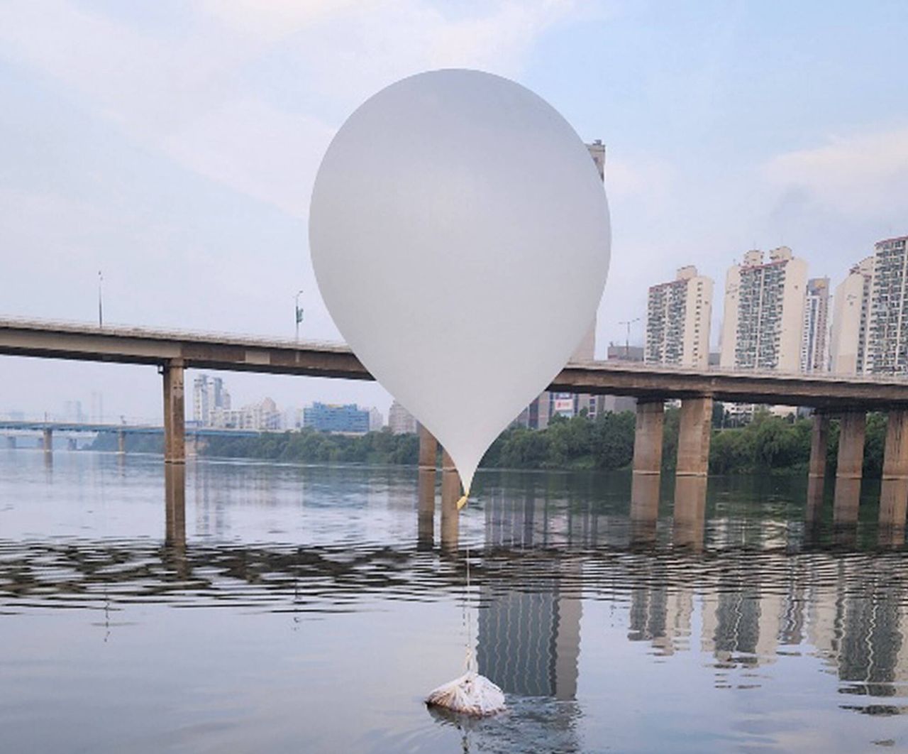North Korea has again sent balloons with rubbish to South Korea.