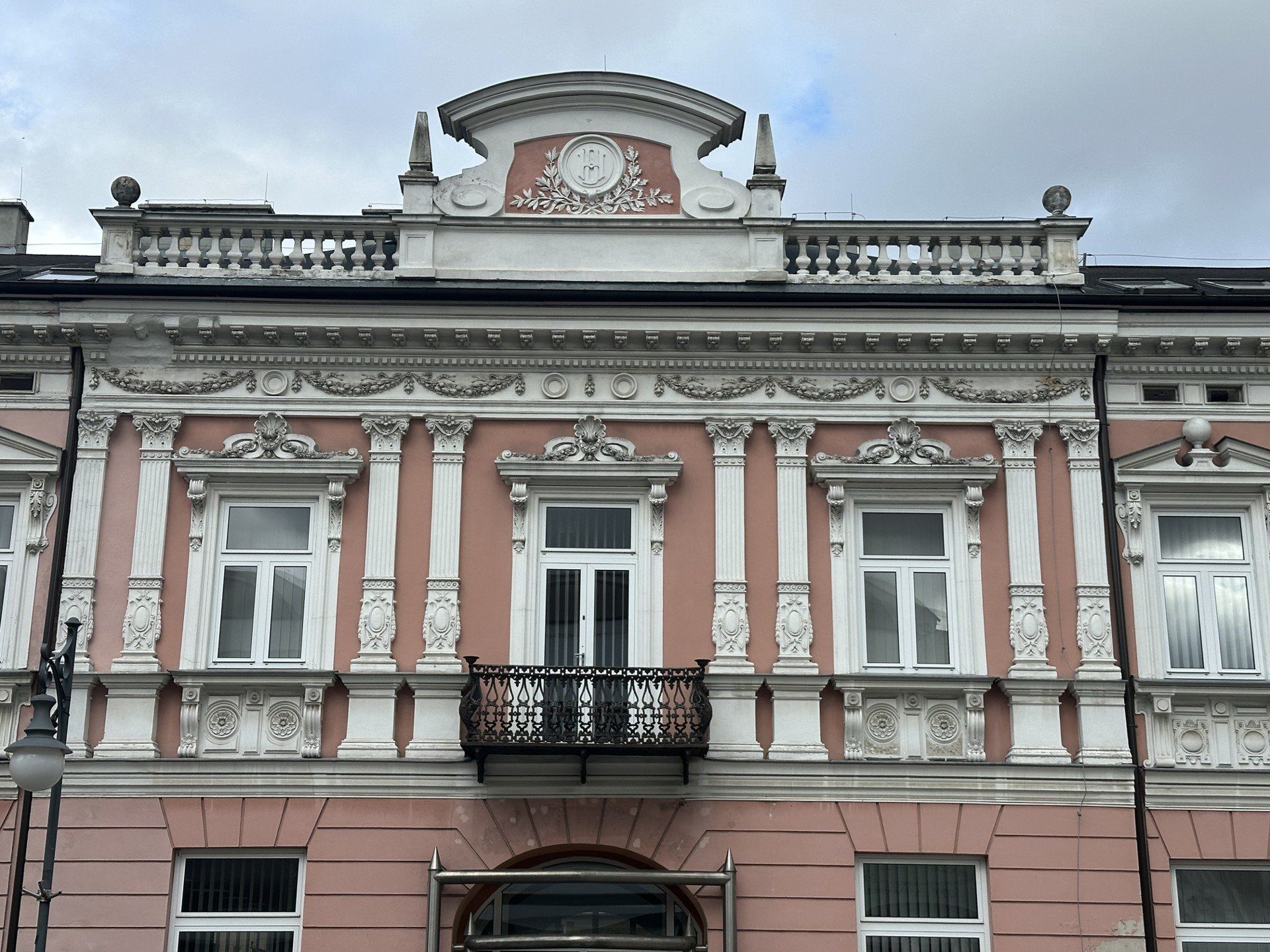 Budynek jest opuszczony, zamknięty na cztery spusty, wiadomo, że wymaga gruntownego remontu, a wszystkie prace muszą być uzgadniane z konserwatorem zabytków.