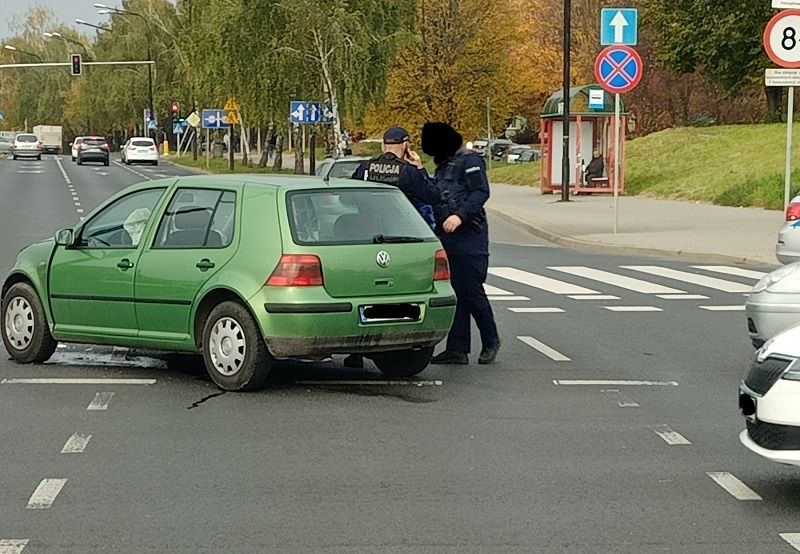 volkswagen, który wjechał w radiowóz